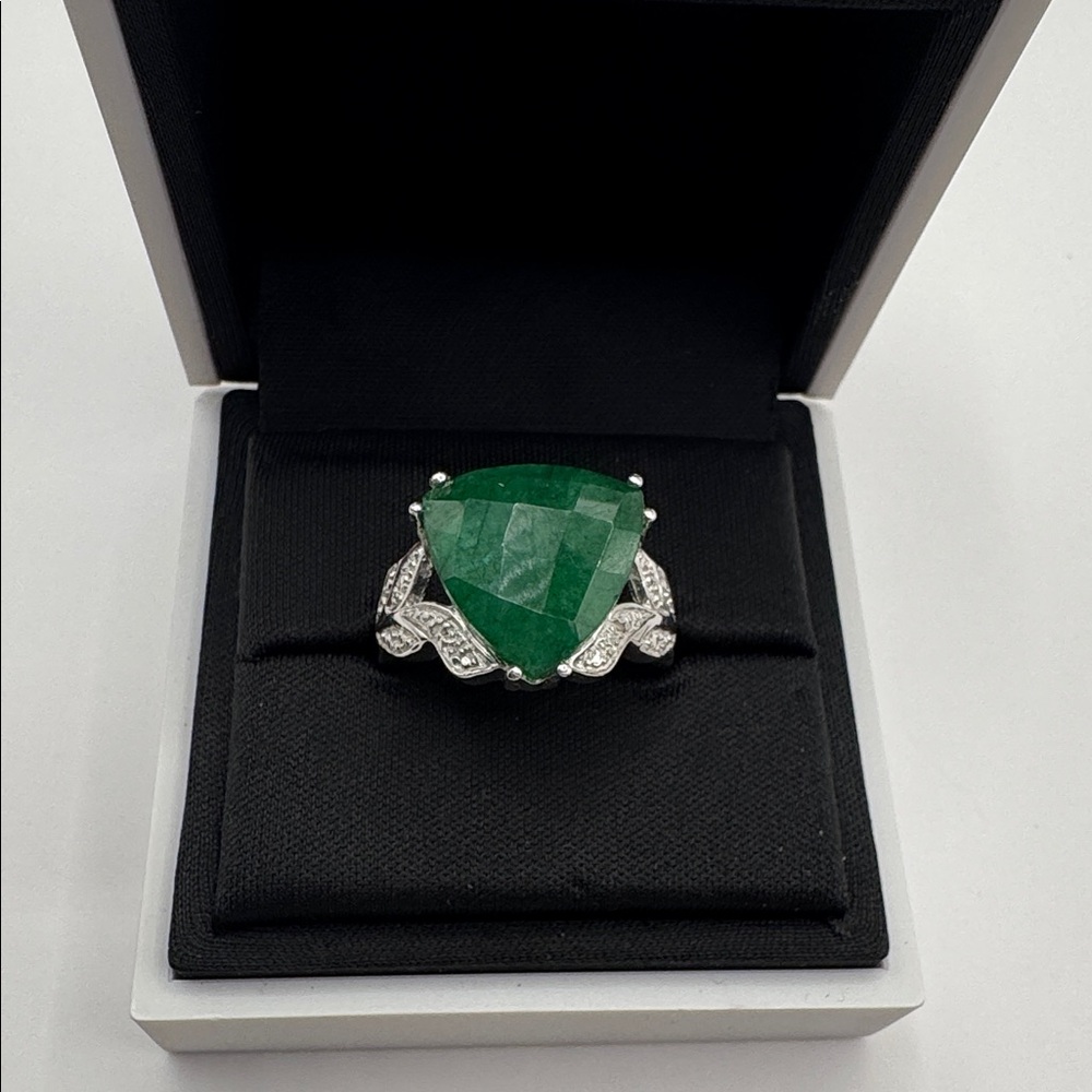 925 Silver Emerald ring with White topaz accent stones. Ring Size 7